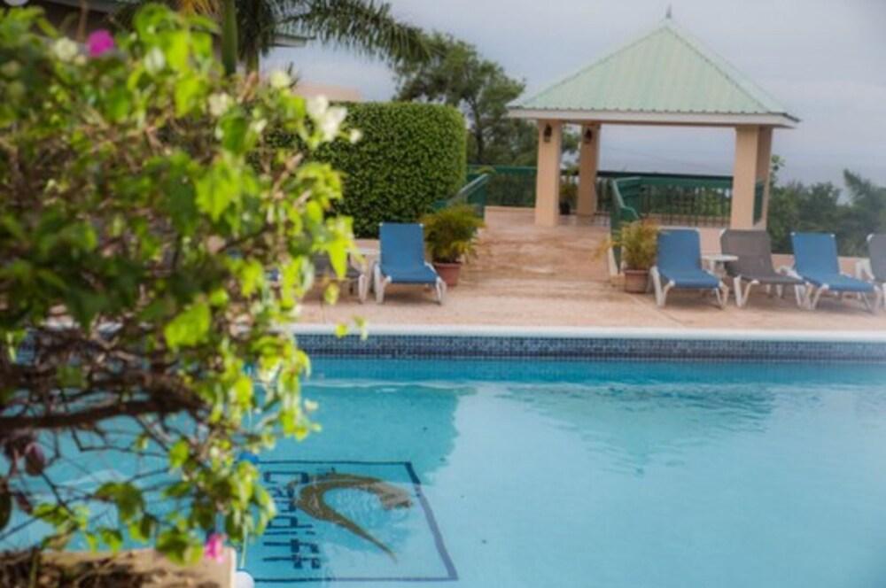 Cardiff Hotel And Spa Runaway Bay Bagian luar foto