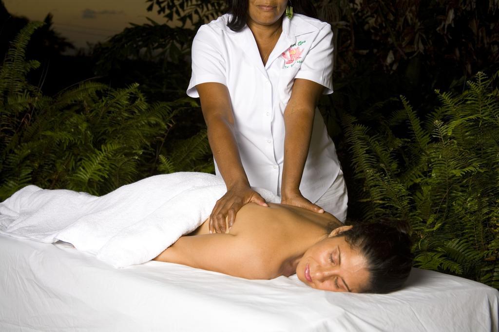 Cardiff Hotel And Spa Runaway Bay Bagian luar foto