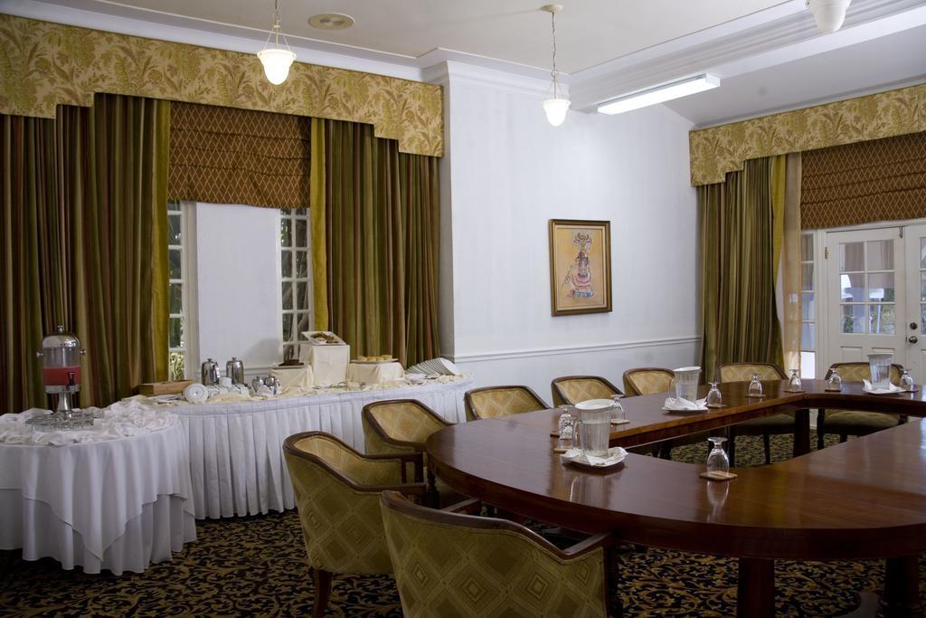 Cardiff Hotel And Spa Runaway Bay Bagian luar foto