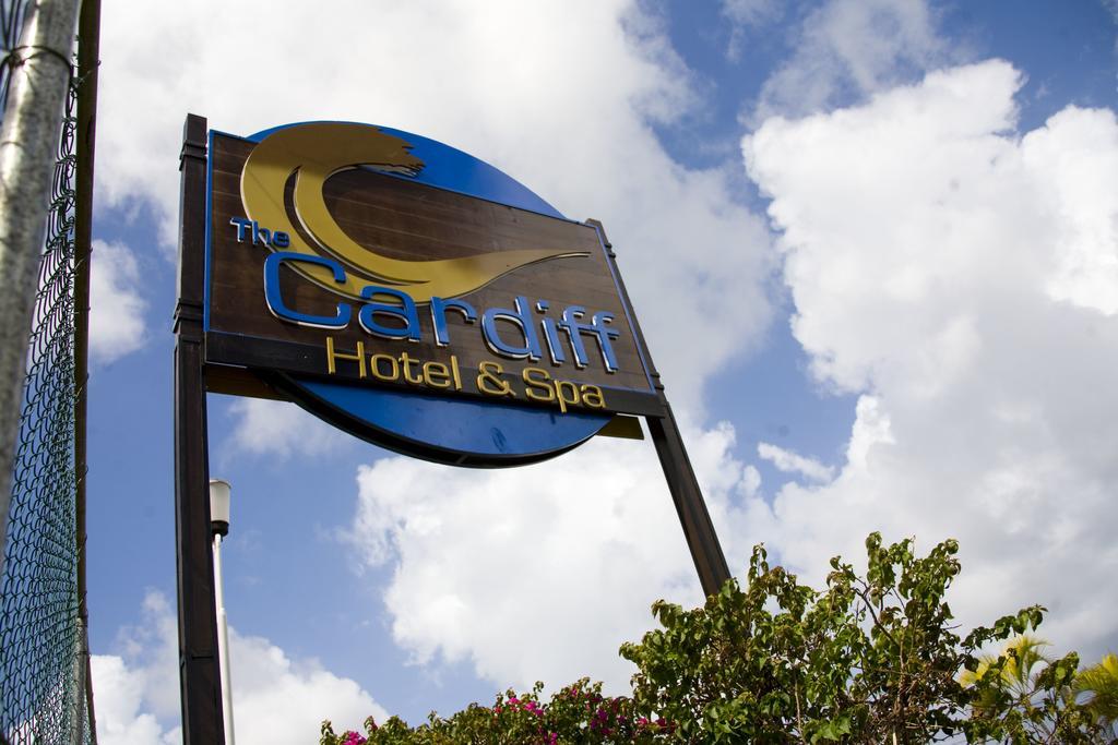 Cardiff Hotel And Spa Runaway Bay Bagian luar foto