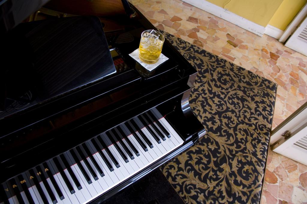 Cardiff Hotel And Spa Runaway Bay Bagian luar foto