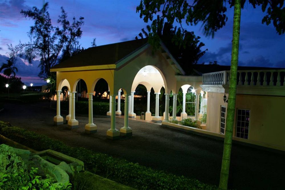 Cardiff Hotel And Spa Runaway Bay Bagian luar foto