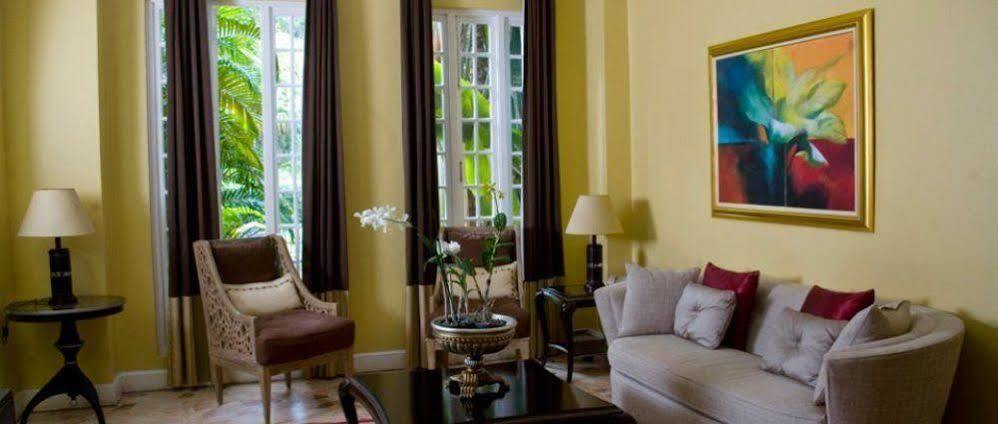 Cardiff Hotel And Spa Runaway Bay Bagian luar foto