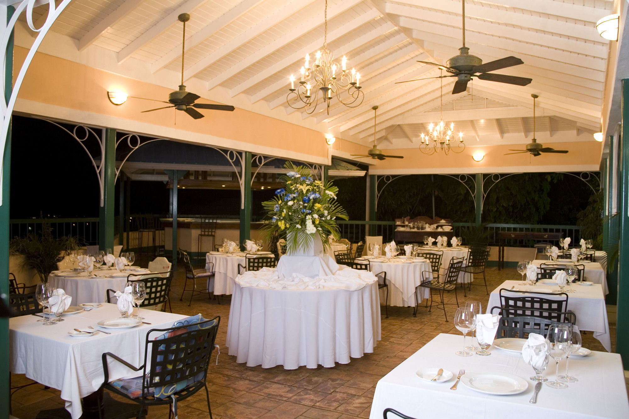 Cardiff Hotel And Spa Runaway Bay Bagian luar foto