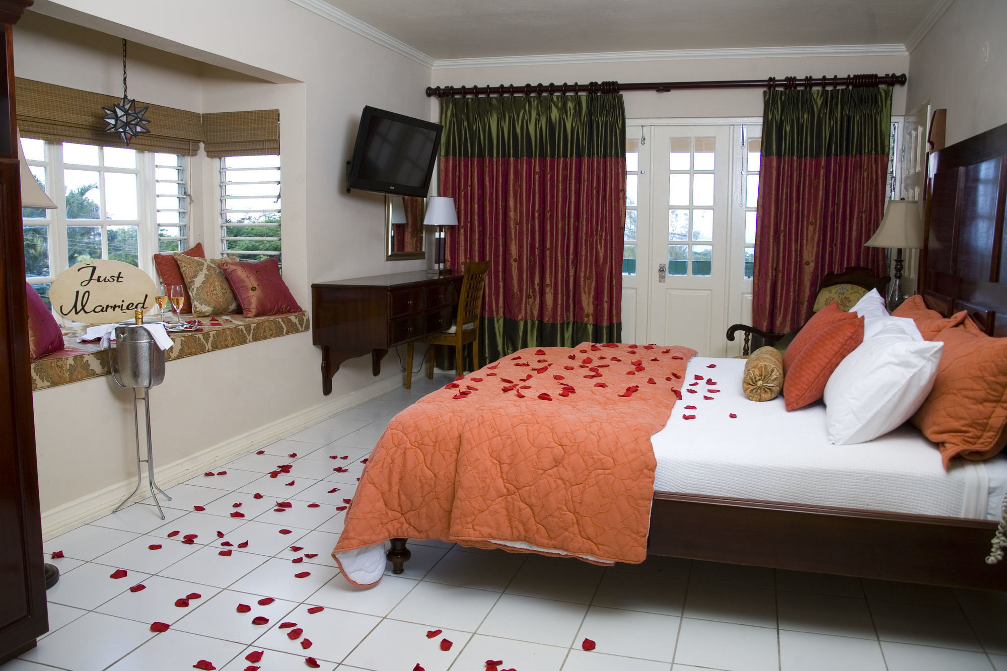 Cardiff Hotel And Spa Runaway Bay Bagian luar foto